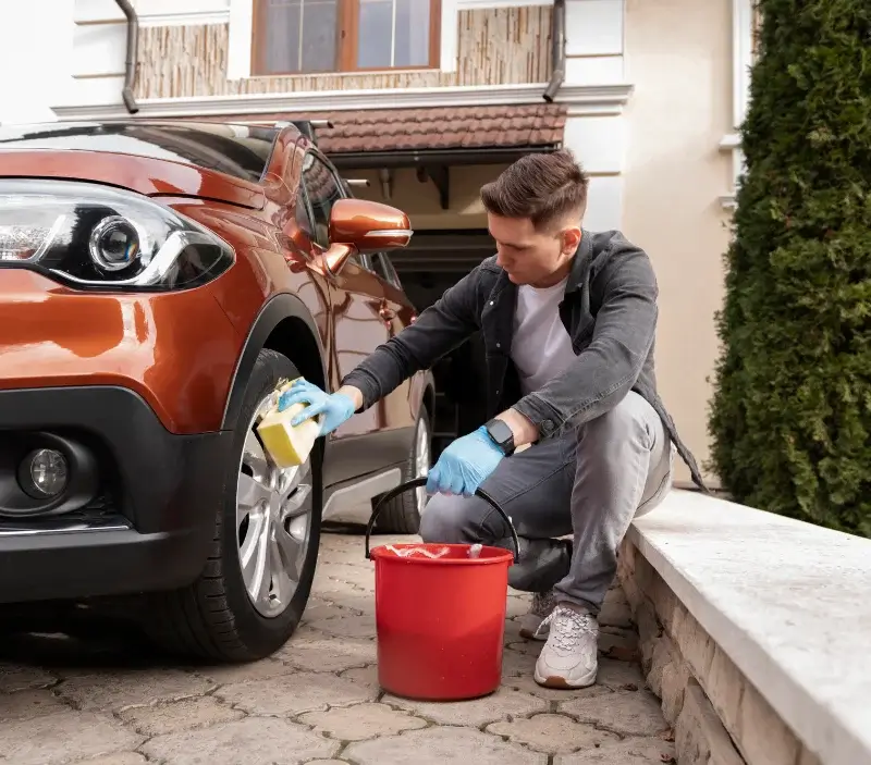 Lavage auto à domicile Utelle : professionnel intervenant sur un véhicule